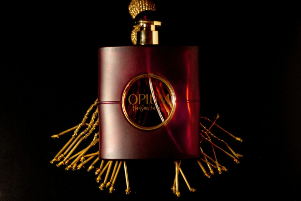 Opium d'Yves Saint Laurent, un parfum iconique né d'un scandale Flacon de parfum Opium d'Yves Saint Laurent - scandale et triomphe dans l'histoire des parfums iconiques