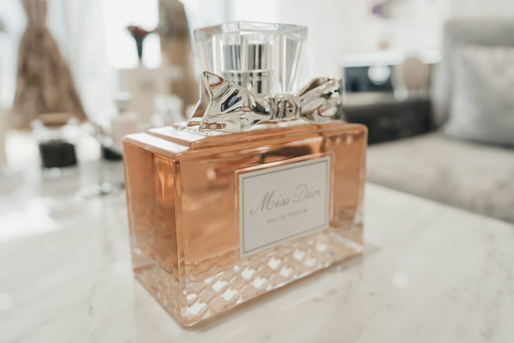 Miss Dior, parfum iconique de la maison Dior Flacon de parfum Miss Dior posé sur une surface - histoire parfums iconiques Dior