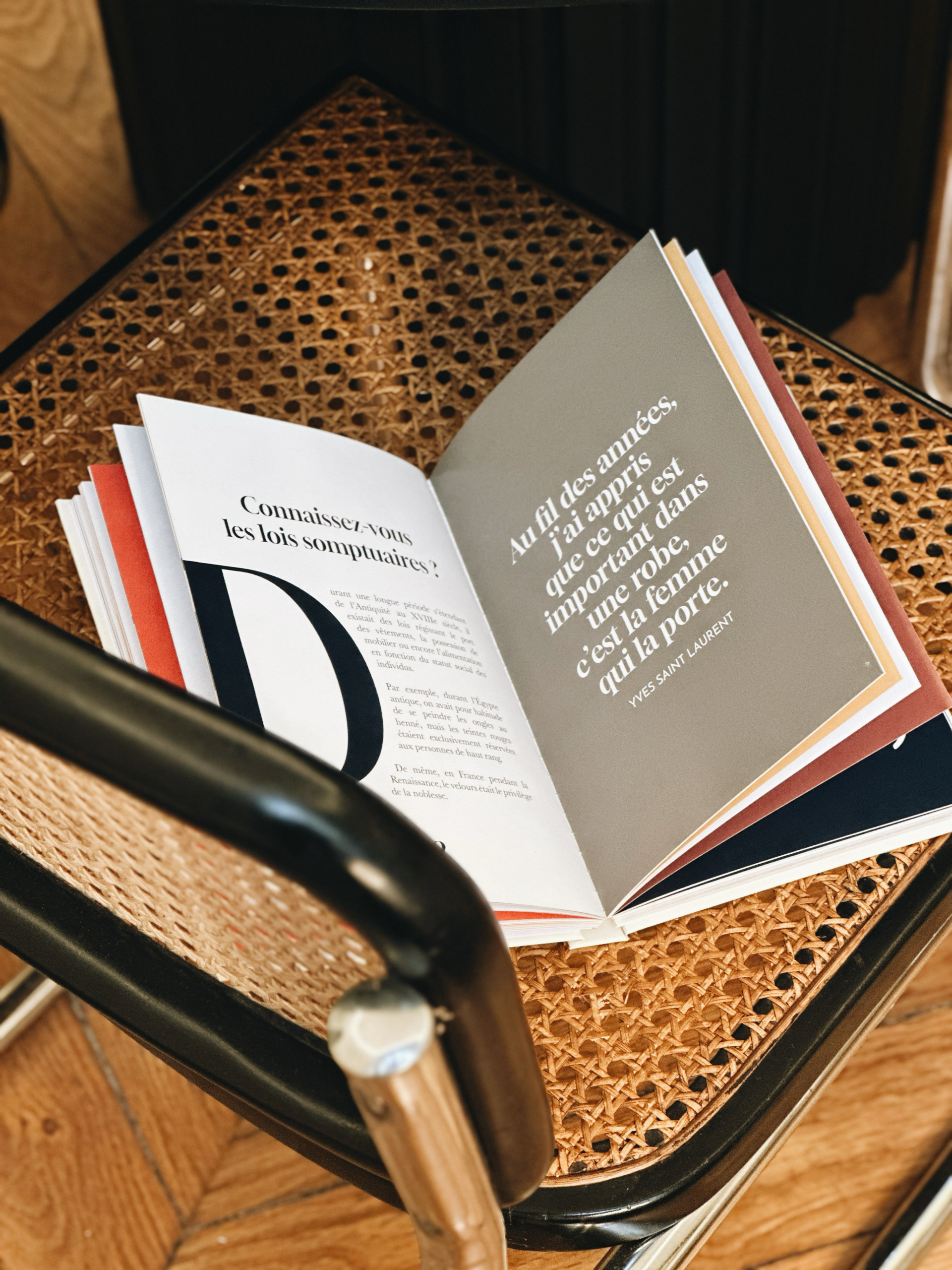 Double page intérieure du livre, les lois somptuaires et une citation d'Yves Saint Laurent
