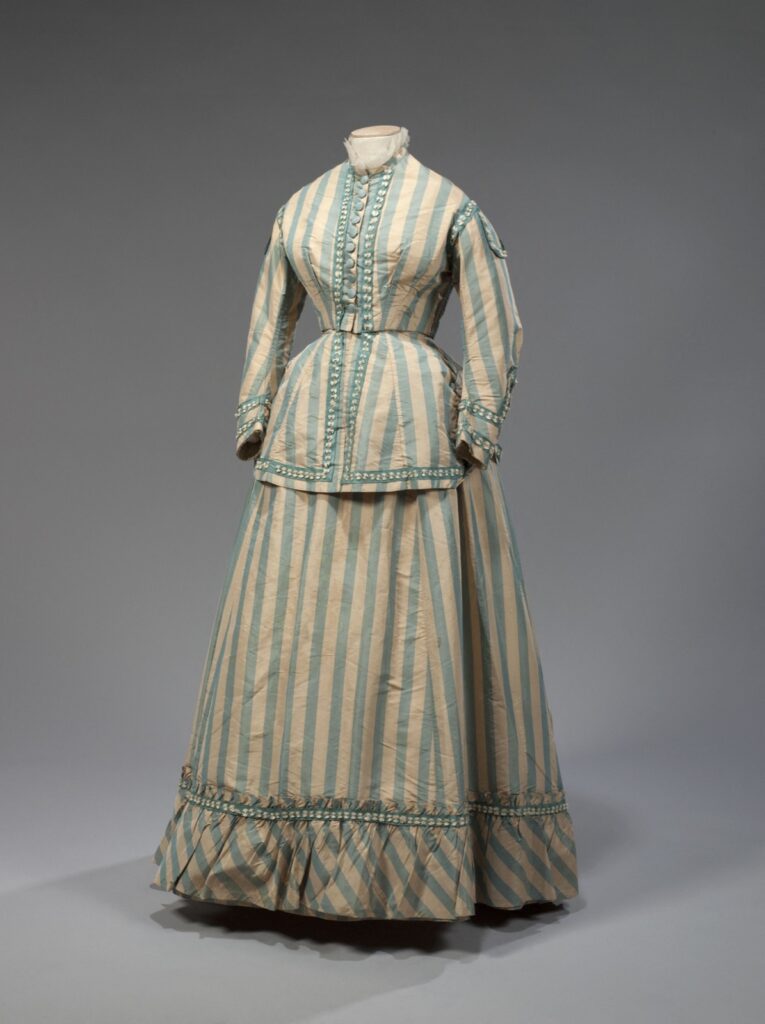 Robe de jour en taffetas de soie rayé bleu et crème, vers 1869, collection du Palais Galliera