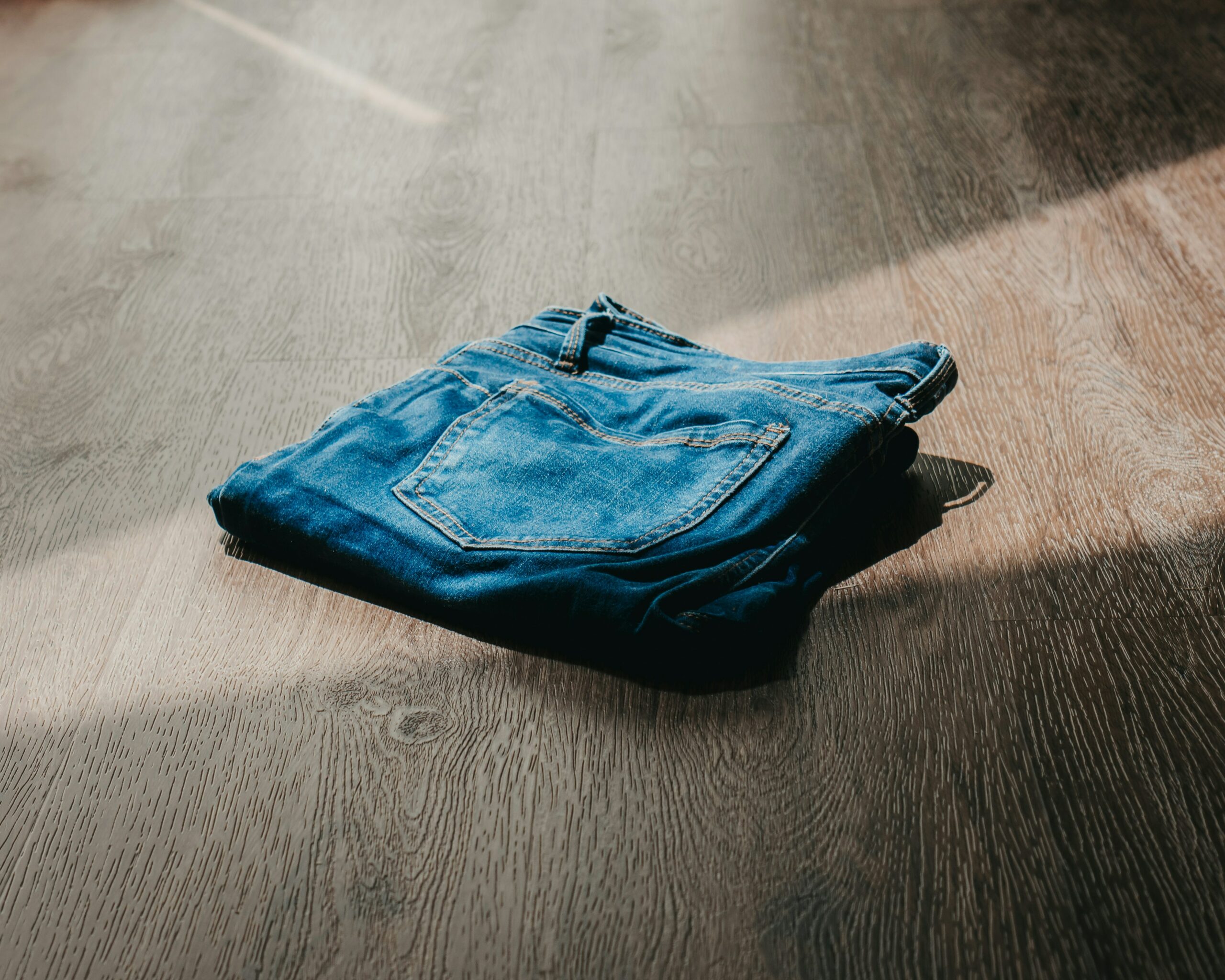 Comment choisir un bon jean : le tissu, les finitions, et cinq marques qui tiennent la route