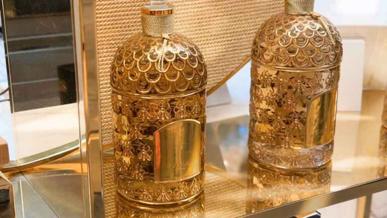 Le flacon aux abeilles de Guerlain : l&rsquo;histoire vraie d&rsquo;un cadeau de mariage impérial